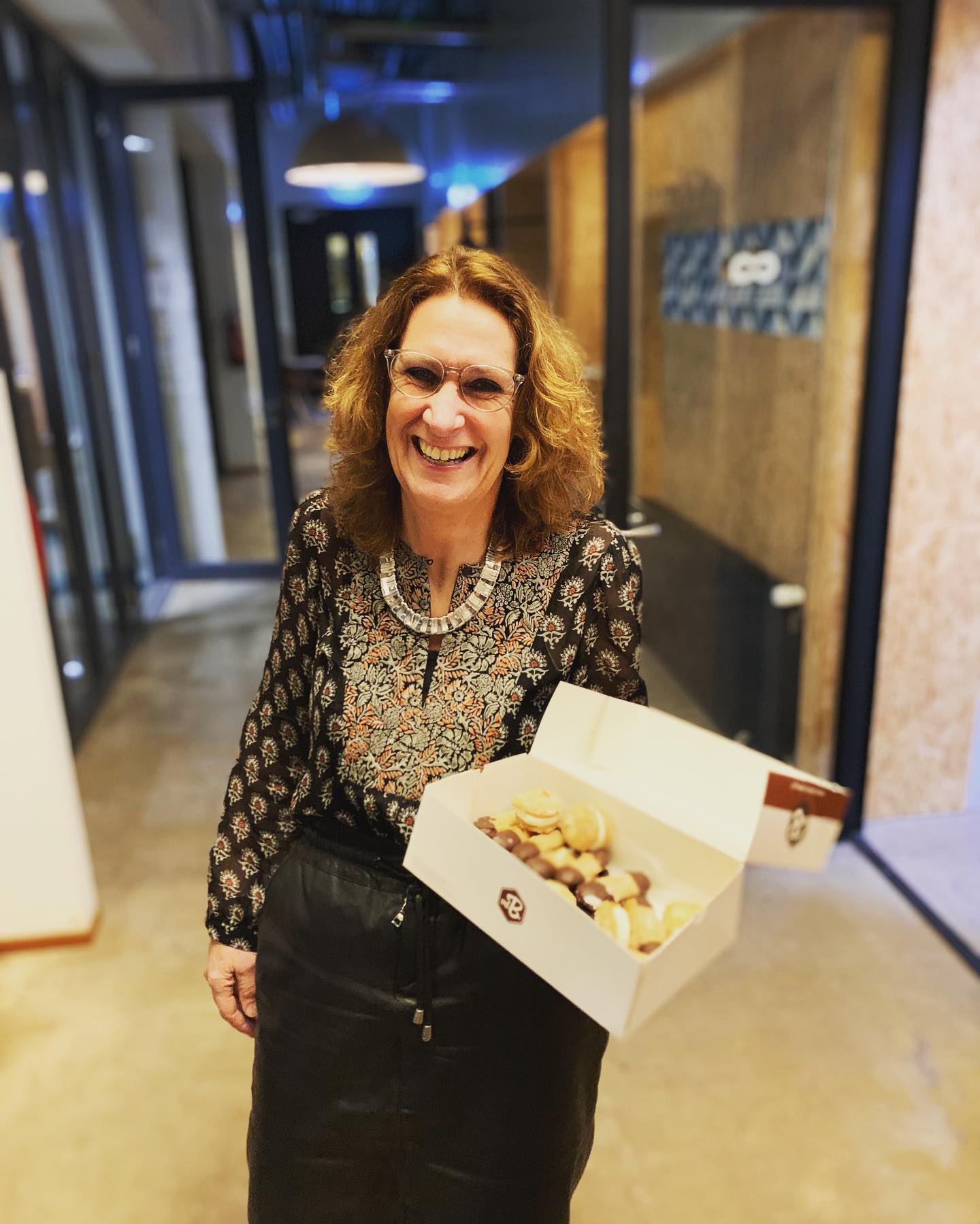 🧁 🍰Dikke dinsdag 🥧🍭 Shout-out naar deze schat @nicolettevandermark die iedere dinsdag lekkers bij alle bakkers vandaan haalt en daarmee iedereen in Werkfabriek trakteert. Niet normaal toch?
Probeer altijd maandag op de lijn te letten maar je begrijpt dat dit dinsdag alweer over is…..🤣 #communityfirst #fattuesday #jajadikkedinsdagmensen #werkfabriek #cowork #flexplek